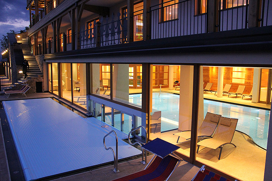 basen od zewnątrz - hotel Emmy