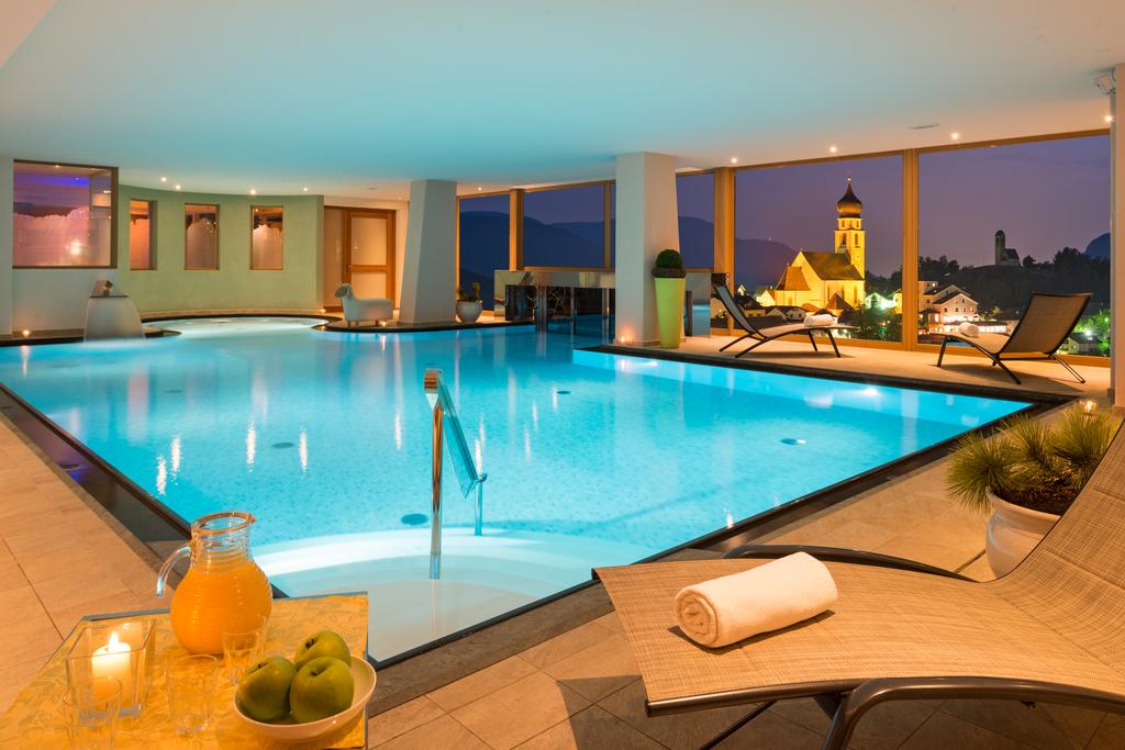 Basen w hotelu Emmy w Alpe di Siusi