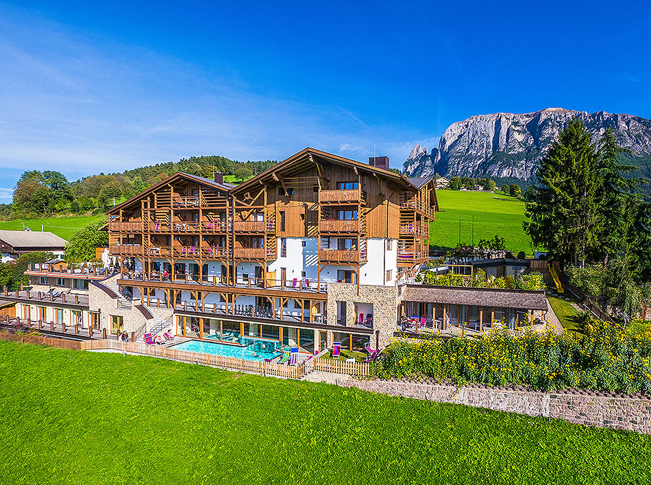 Widok latem na Hotel Emmy