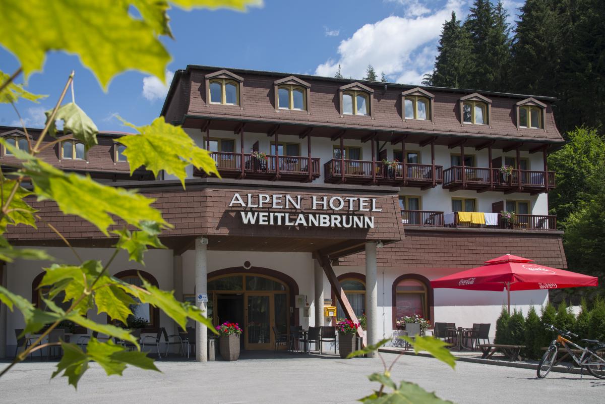 Alpenhotel Weitlanbrunn - przed hotelem